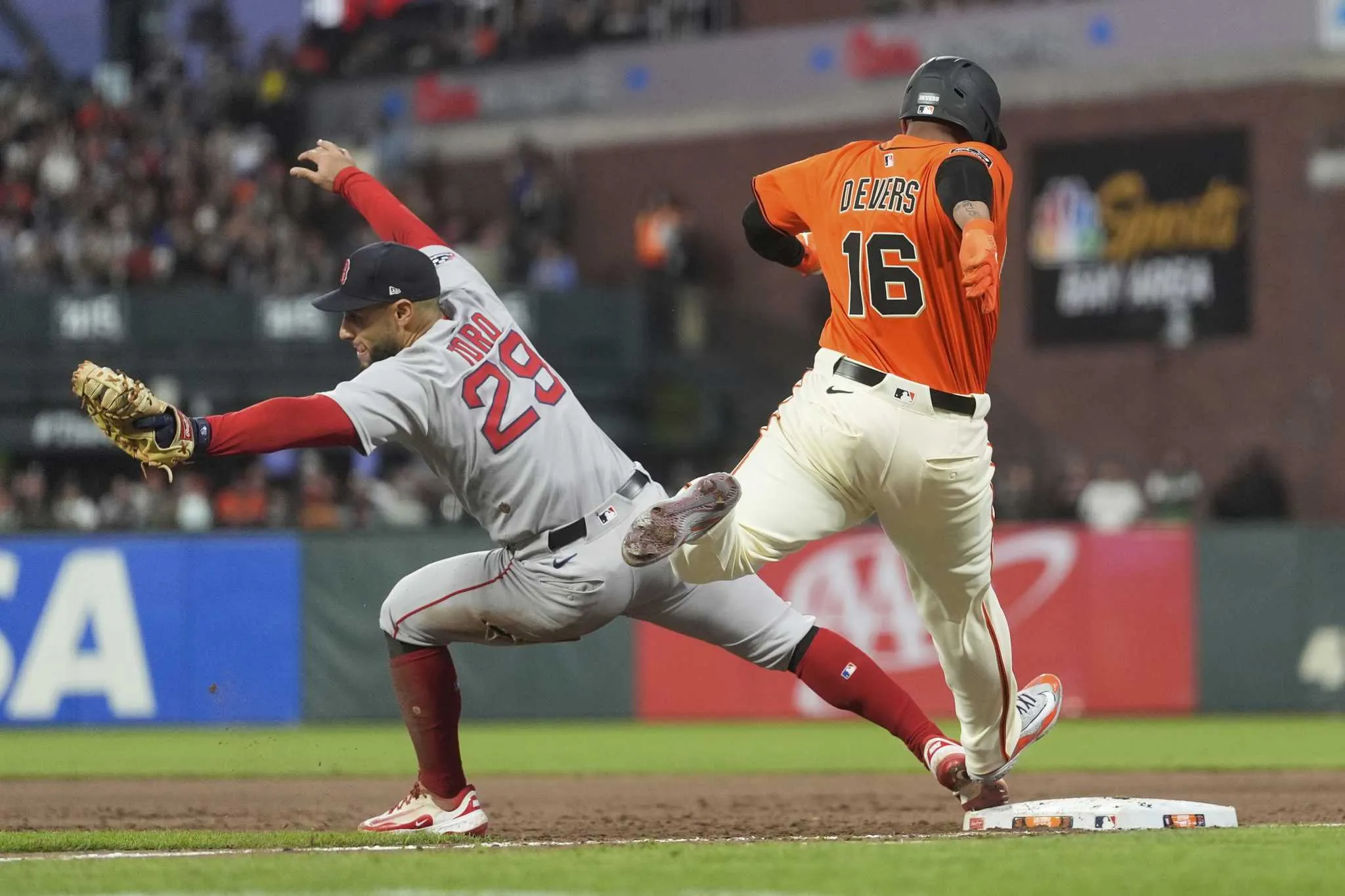 Raksasa Belum Rasakan Manfaat Kesepakatan Rafael Devers Saat Tumbang dari Red Sox