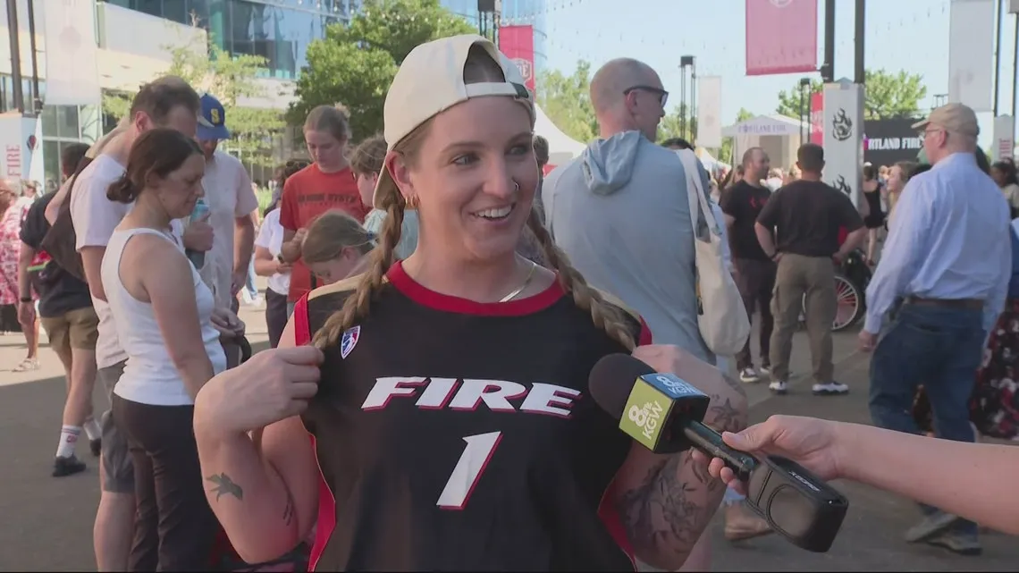 Penggemar membangkitkan semangat untuk Portland Fire saat tim mengungkap nama, logo