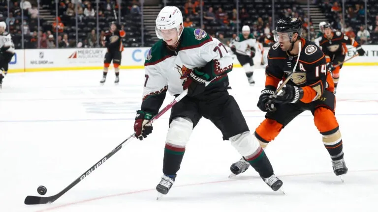 Bruins Dapatkan Pilihan Putaran Pertama dalam Pertukaran dengan Blackhawks